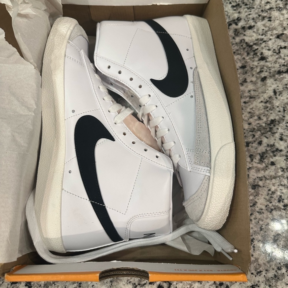 Brand new never worn Nike Blazer mid ‘77 vntg size 8 men’s 9.5-10 women’s